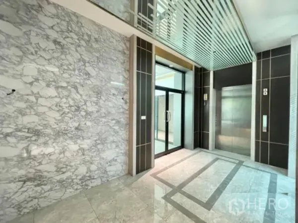 Detached House for rent or sale in Khlong Toei, Bangkok - Elegant lobby finished in marble with a private stainless-steel elevator.