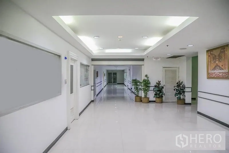 办公空间 出租在Bang Na, Bangkok - 宽敞室内走廊，嵌灯天花与摆放绿植。