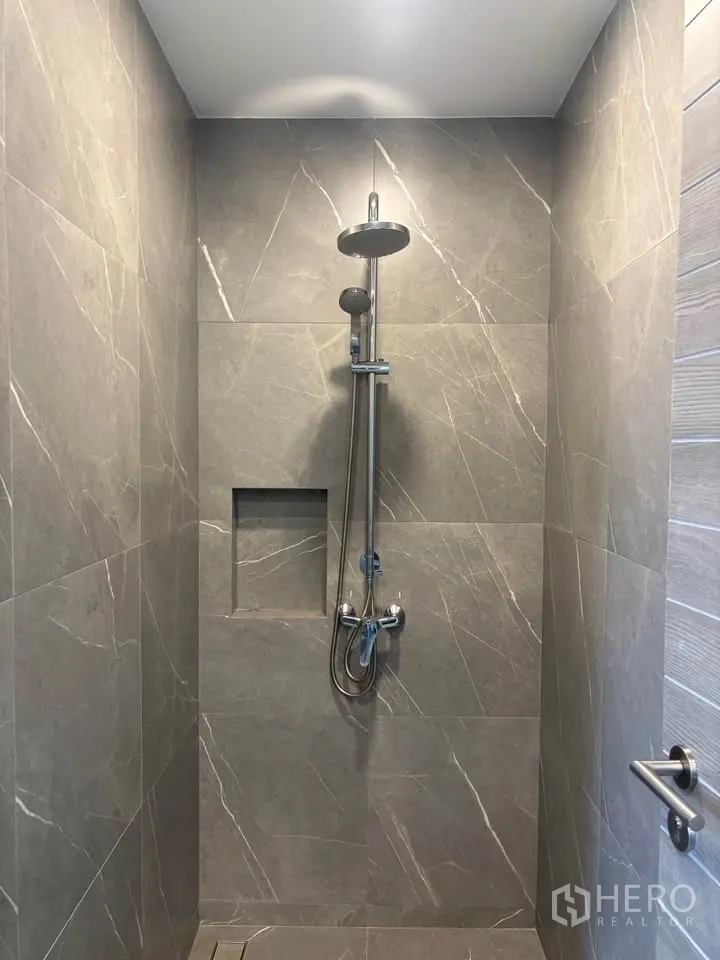 家庭办公室 for rent or sale in Suan Luang, Bangkok - 淋浴间铺灰色瓷砖，配顶喷雨淋与手持花洒。