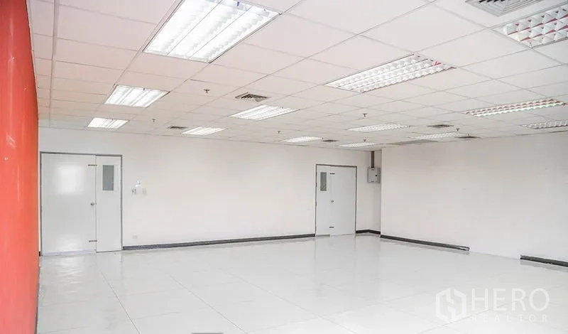 办公空间 出租在Bang Na, Bangkok - 开放式办公区，白色地砖、多扇门与红色墙面。