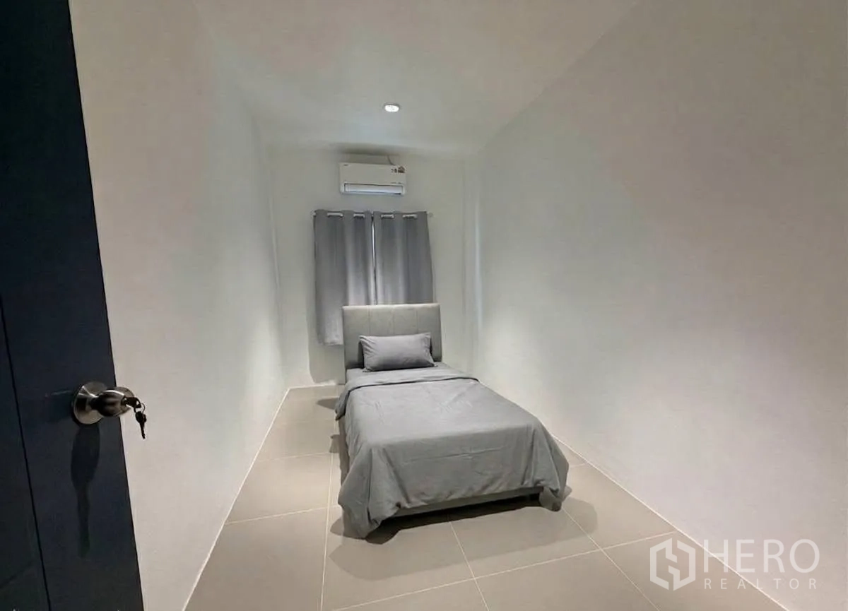 ทาวน์เฮาส์ for rent in Phra Khanong, Bangkok - มุมมองอีกด้านของห้องนอนเล็ก พร้อมเตียงเดี่ยวและแอร์.