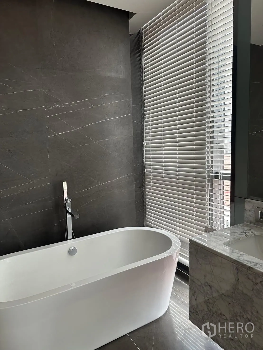 คอนโด for rent or sale in Watthana, Bangkok - ห้องน้ำมีอ่างอาบน้ำแบบลอยตัว ม่านบังแสง และเคาน์เตอร์หินอ่อน.