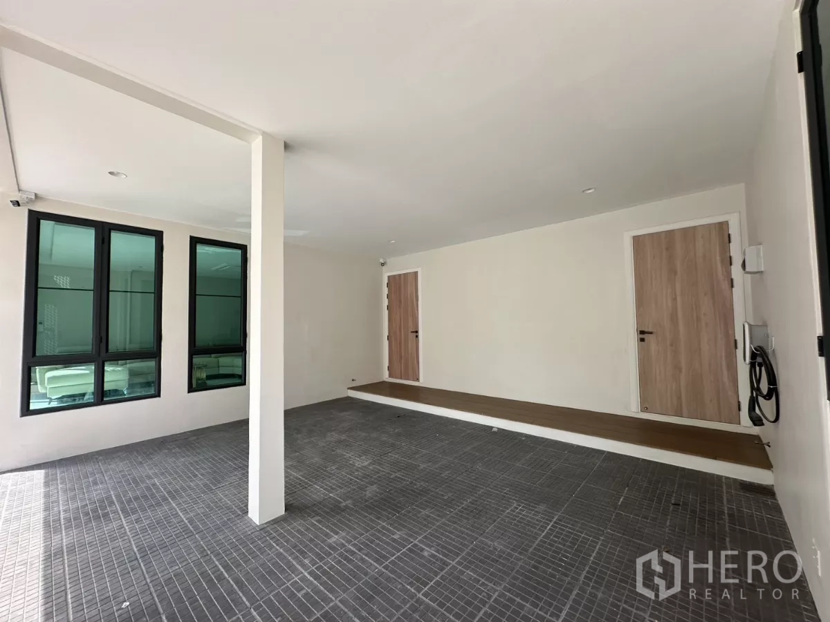 Townhouse for rent in Watthana, Bangkok - Utility or maid’s area with partitioned counter and tiled flooring.
