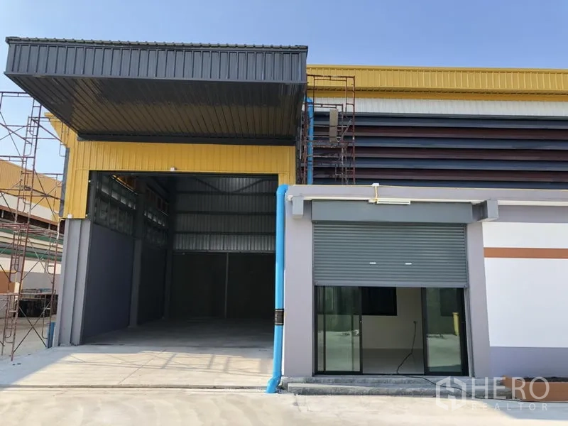工厂 出租在Khlong Luang, Pathum Thani - 全新工厂门面，带高卷帘门、遮雨装卸棚及前置办公室。