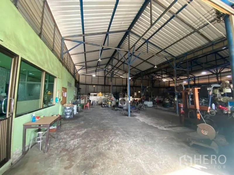 โรงงาน ขายในBang Khun Thian, Bangkok - ฮอลล์การผลิตกว้าง เสาโครงเหล็ก หลังคาสูง และพื้นที่ทำงานโล่ง