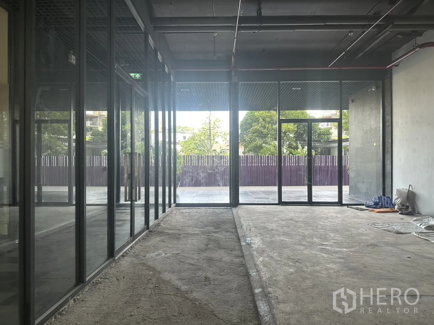 零售空间 for rent in Khlong Toei, Bangkok - 毛坯零售单元，落地玻璃与双开门面朝广场。