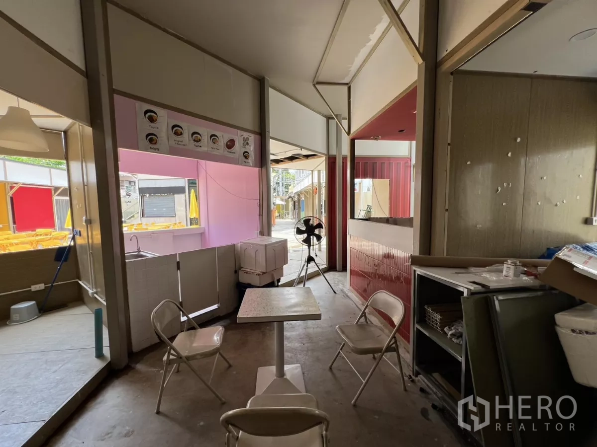 零售空间 出租在Khlong Toei, Bangkok - 中央零售区设桌椅与出餐窗口、风扇，与户外座位相连通。