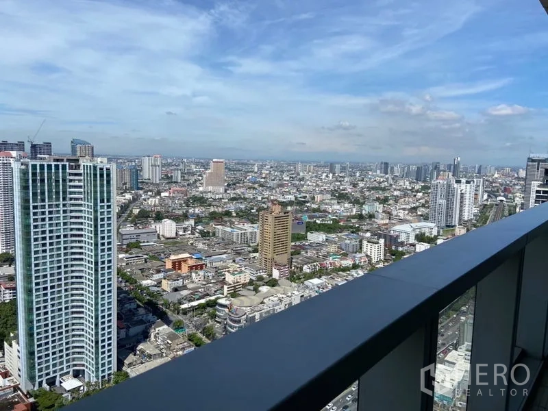 คอนโด ขายในKhlong San, Bangkok - วิวระเบียงชั้นสูงของสกายไลน์กรุงเทพฯ ใต้ท้องฟ้าสีฟ้า