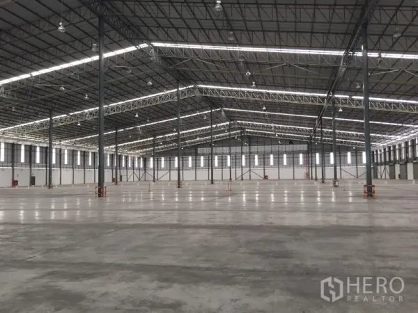 Warehouse for rent in Si Racha, Chon Buri - Open-plan warehouse floor with tall columns, skylights and ventilation windows.