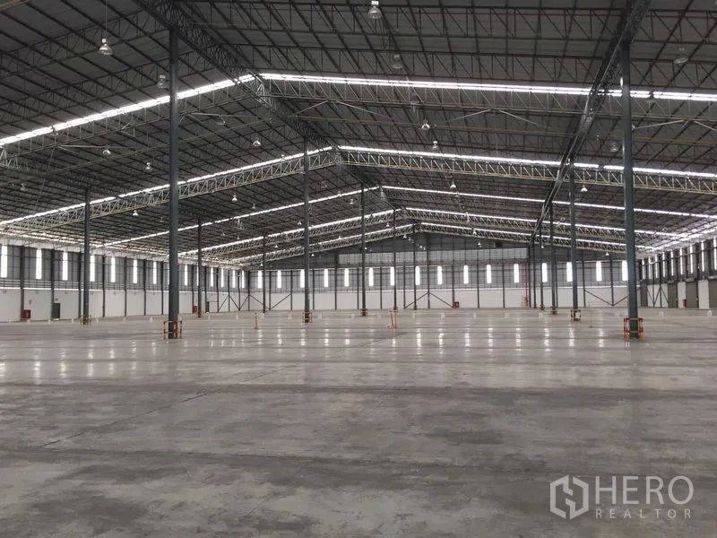 Warehouse for rent in Si Racha, Chon Buri - Open-plan warehouse floor with tall columns, skylights and ventilation windows.