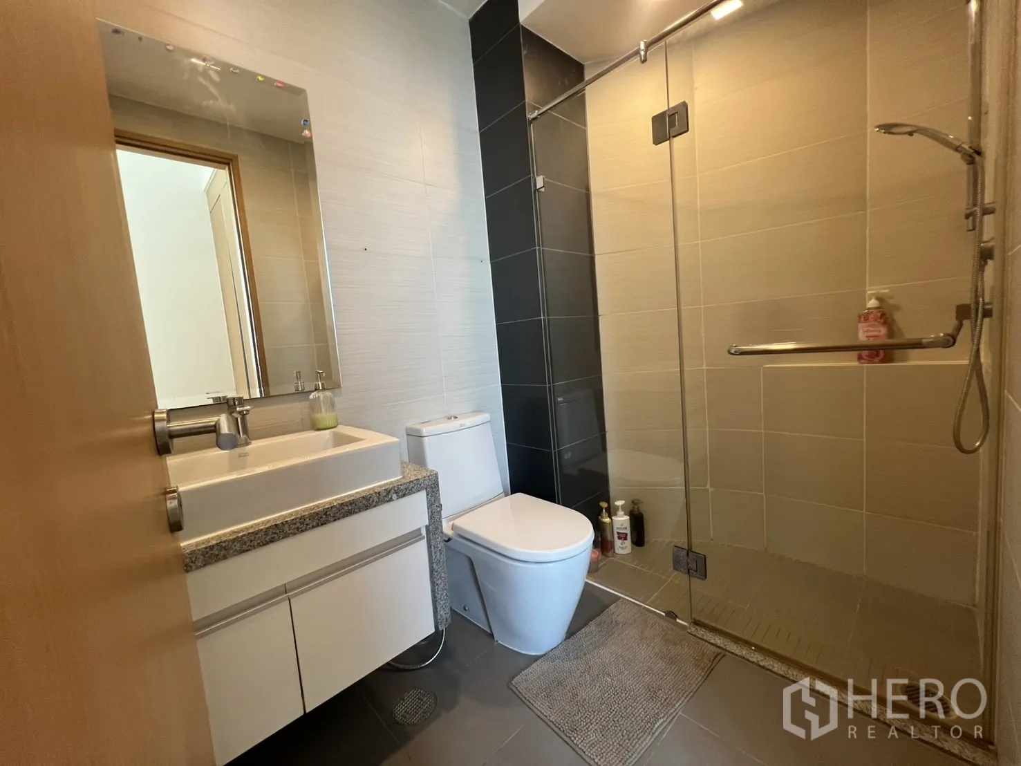 คอนโด for sale in Khlong Toei, Bangkok - ห้องน้ำสไตล์โมเดิร์น พร้อมตู้กระจกอาบน้ำ อ่างล้างหน้าและผนังกระเบื้อง