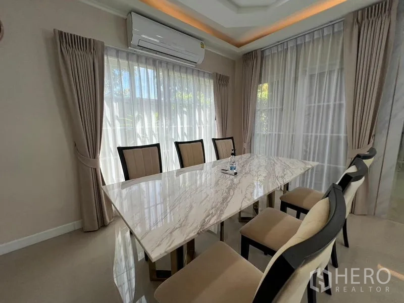 บ้าน ให้เช่าหรือขาย - มุมรับประทานอาหารโต๊ะหินอ่อนล้อมด้วยหน้าต่าง