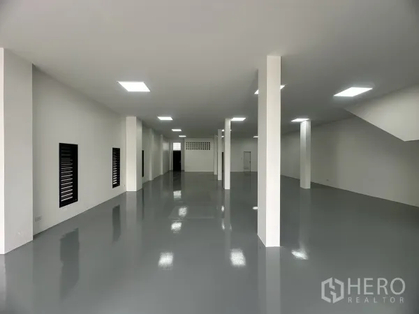 货栈 出售在Khlong Luang, Pathum Thani - 仓库内部，环氧地坪、白墙、立柱与LED平板灯。
