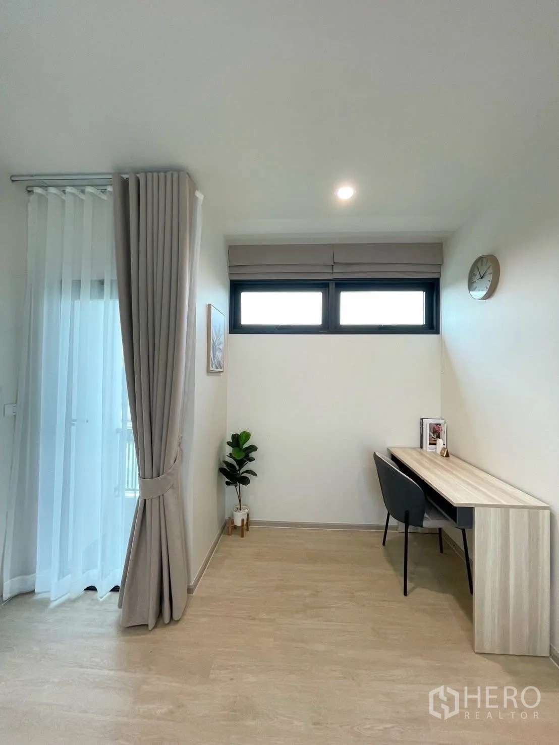 บ้านเดี่ยว for rent in Bang Phli, Samut Prakan - มุมโฮมออฟฟิศเงียบสงบ โต๊ะยาว เก้าอี้สองตัว หน้าต่างแนวนอน และผ้าม่านระเบียง