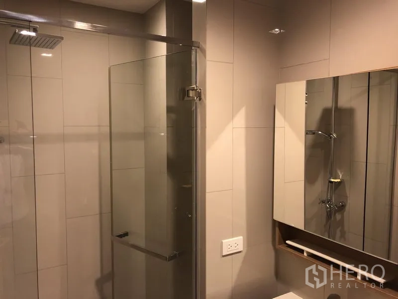 คอนโด ให้เช่าในWatthana, Bangkok - ห้องน้ำสมัยใหม่ พร้อมฝักบัวเรนชาวเวอร์และตู้กระจกกั้น
