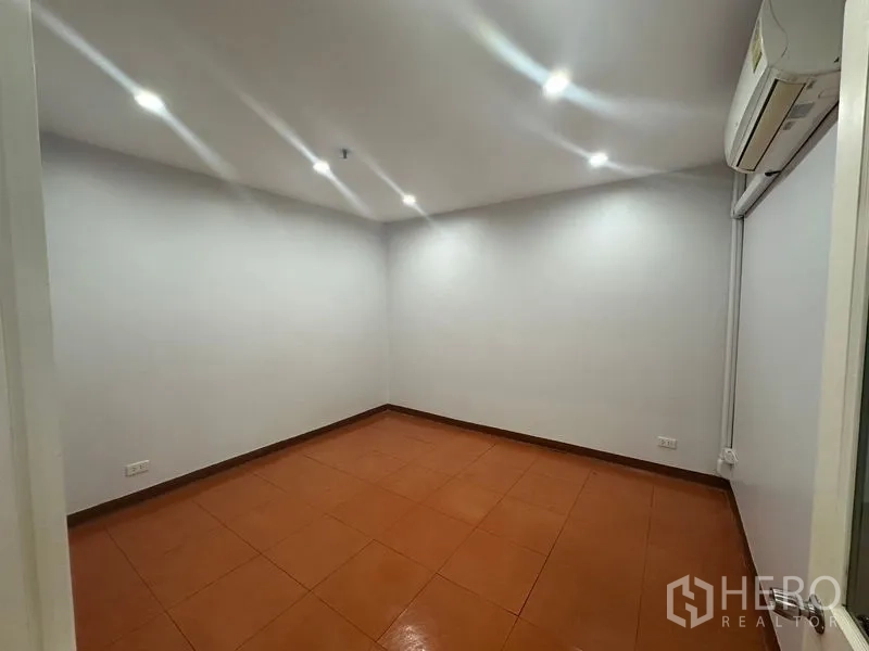 办公空间 出租在Yan Nawa, Bangkok - 方形办公室，赤色地砖、白墙和分体空调。