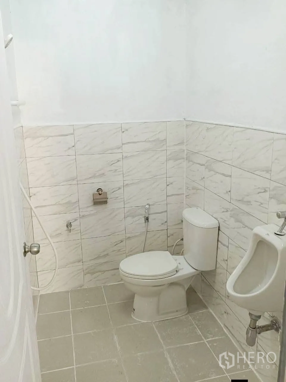 โกดัง for rent in Prawet, Bangkok - ห้องน้ำภายในโกดังมีโถส้วม โถปัสสาวะ สายฉีดชำระ และผนังพื้นปูกระเบื้อง