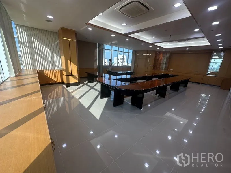 สำนักงาน ให้เช่าในSuan Luang, Bangkok - ห้องประชุมรับแสงธรรมชาติพร้อมโต๊ะประชุมยาวสองชุดและวิวสกายไลน์