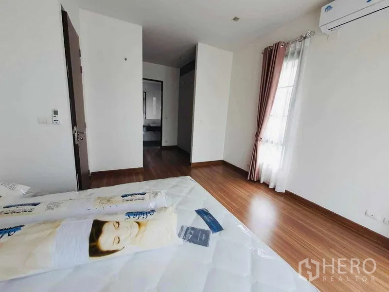 Detached House for rent or sale in Thanyaburi, Pathum Thani - Bedroom with a new mattress, air conditioning and direct access to the en-suite.