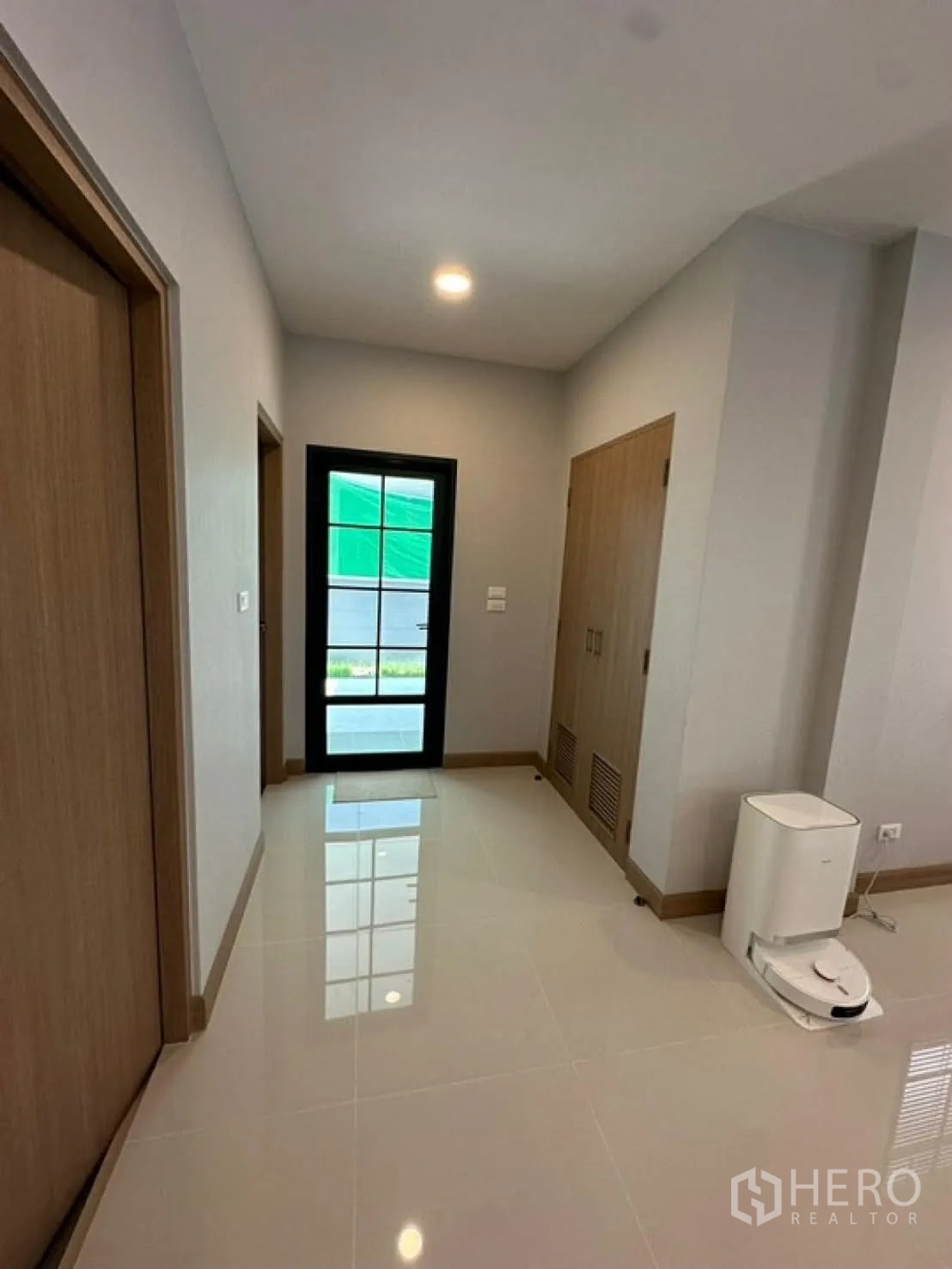 独栋房屋 for rent in Bang Phli, Samut Prakan - 一层走廊铺亮面地砖，带储物柜。