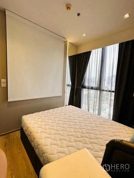 Condominium for rent - Bright bedroom with large windows, roller blind and city outlook.