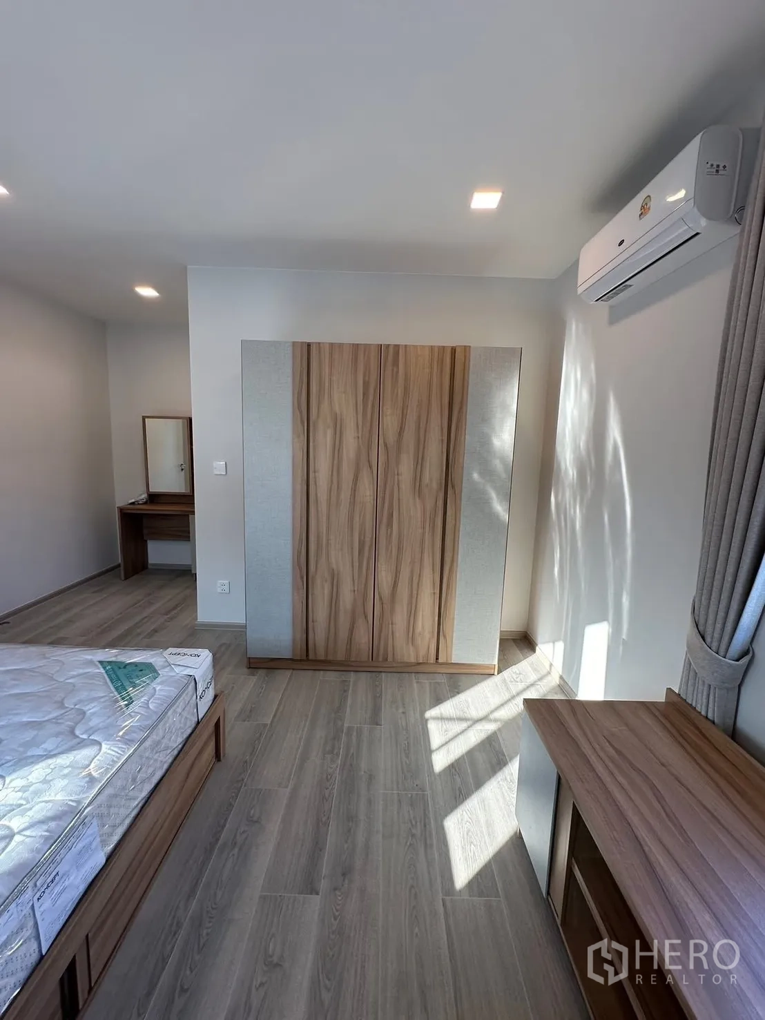 独栋房屋 for rent in Bang Phli, Samut Prakan - 卧室设衣柜与壁挂空调。