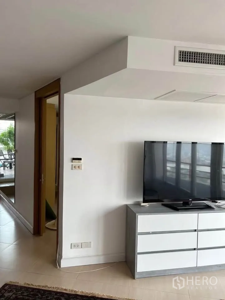 公寓 出租或出售在Yan Nawa, Bangkok - 媒体角，平板电视与储物柜，推拉门通往观景阳台。