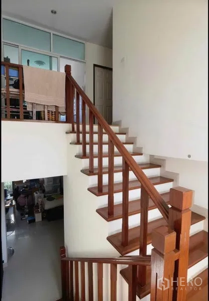 独立式住宅 出售在Bang Yai, Nonthaburi - 连接两层的木质楼梯与开放式平台