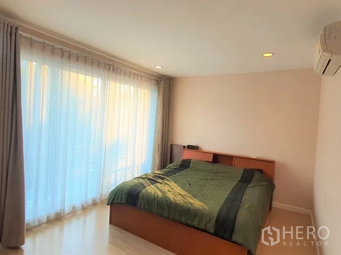 联排别墅 出租在Wang Thonglang, Bangkok - 卧室配落地纱帘，可通向阳台
