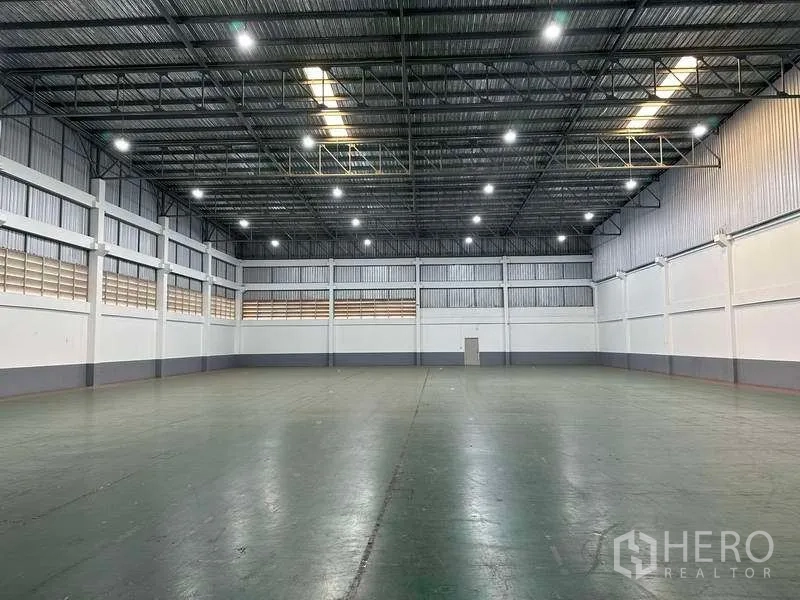 工厂 出租或出售在Bang Phli, Samut Prakan - 宽阔的仓库区域，高位照明、保温金属墙和光滑地面。