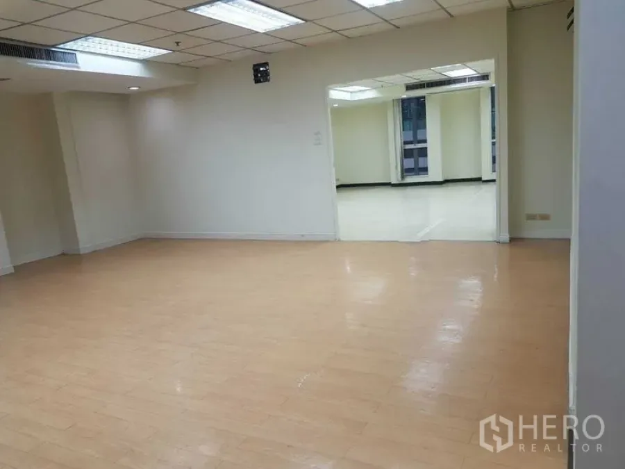 办公空间 出租在Ratchathewi, Bangkok - 第二办公区采用浅色木地板，并与主工作区相连。