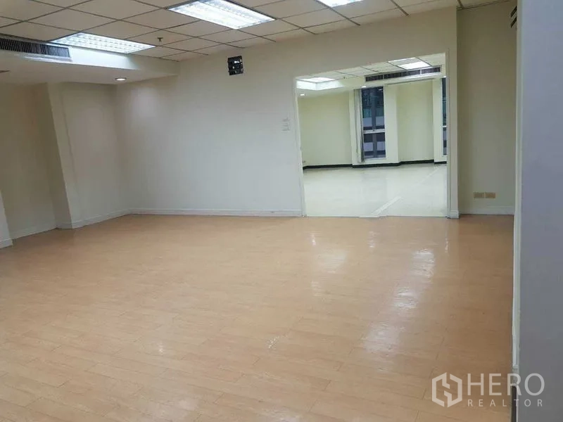 办公空间 出租在Ratchathewi, Bangkok - 第二办公区采用浅色木地板，并与主工作区相连。