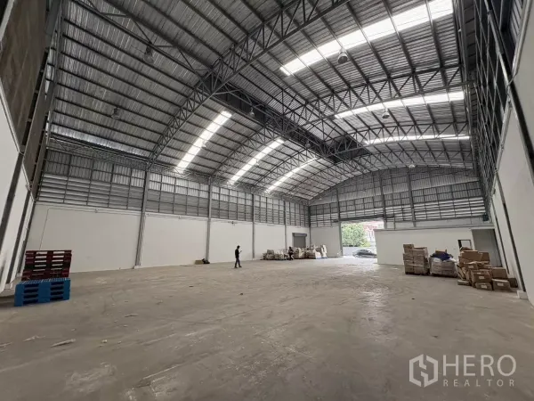 货栈 出租在Bang Phli, Samut Prakan - 仓库内部空间开阔，约10米拱形屋顶，天窗与混凝土地面。
