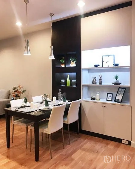 公寓 出租在Khlong Toei, Bangkok - 餐桌四人位，展示层架带灯光与吊灯。