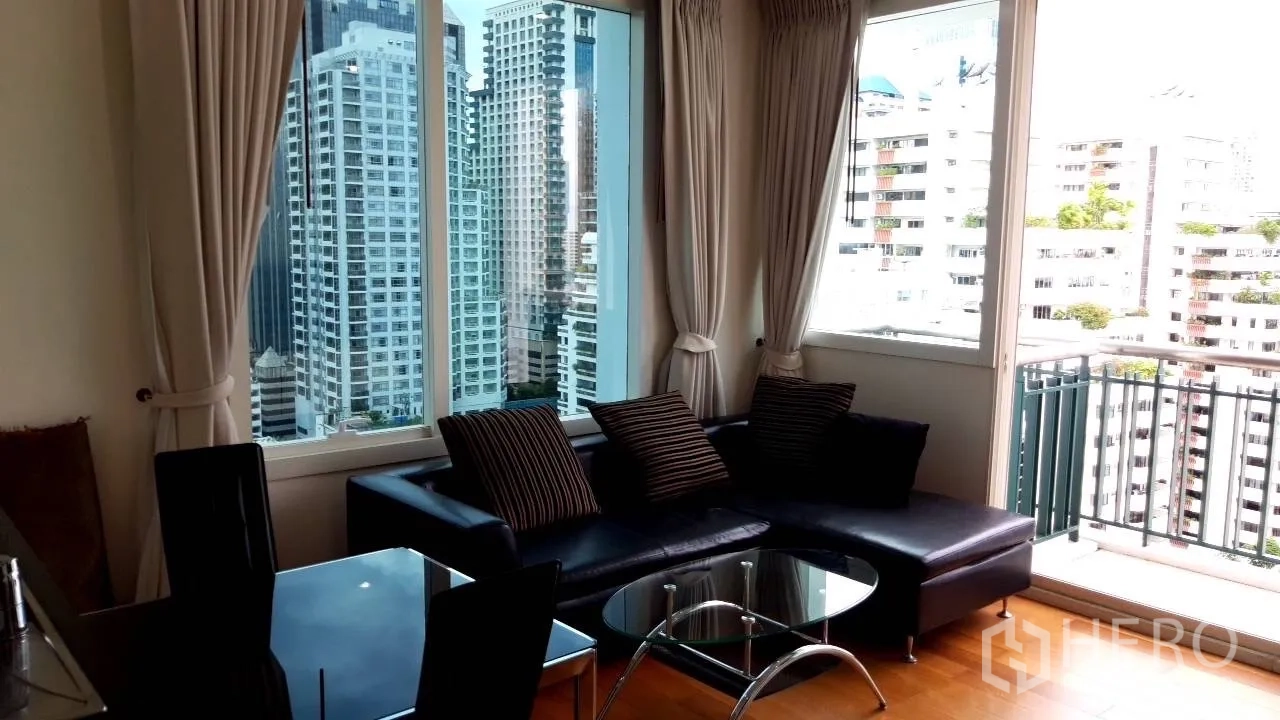 คอนโด ให้เช่าในWatthana, Bangkok - มุมนั่งเล่นติดระเบียง มองเห็นวิวสกายไลน์ผ่านกระจกบานใหญ่