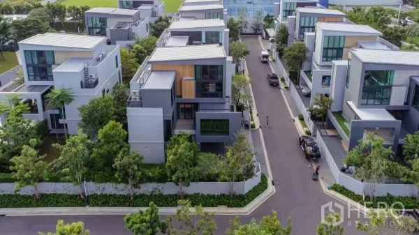 独立式住宅 出租在Saphan Sung, Bangkok - 俯瞰现代社区的三层独栋住宅与绿化街景