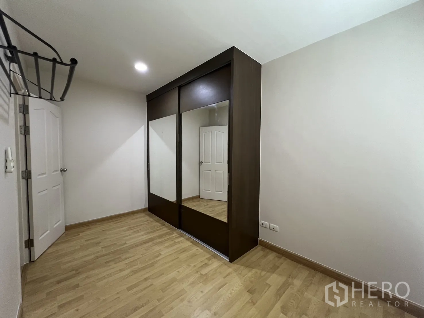 联排别墅 出租在Wang Thonglang, Bangkok - 客卧，木地板与大衣柜。