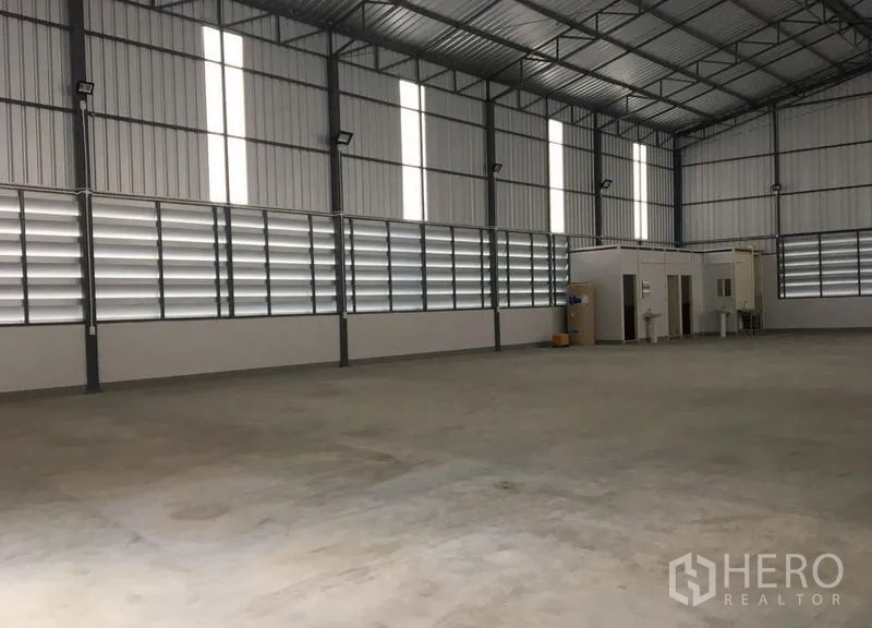 货栈 出租在Din Daeng, Bangkok - 宽阔仓储空间，侧墙百叶窗采光通风