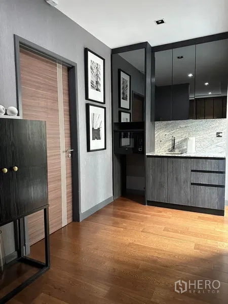 Detached House for rent in Phra Khanong, Bangkok - Built-in pantry with dark cabinets, stone backsplash, and wood flooring.