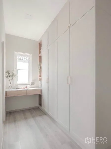 Detached House for rent in Prawet, Bangkok - Walk-in wardrobe with full-height built-in cabinets and dressing table.