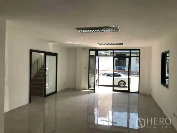 工厂 出租或出售在Bang Phli, Samut Prakan - 明亮的一层办公室，瓷砖地面，整面玻璃入口，并配楼梯通往二层。