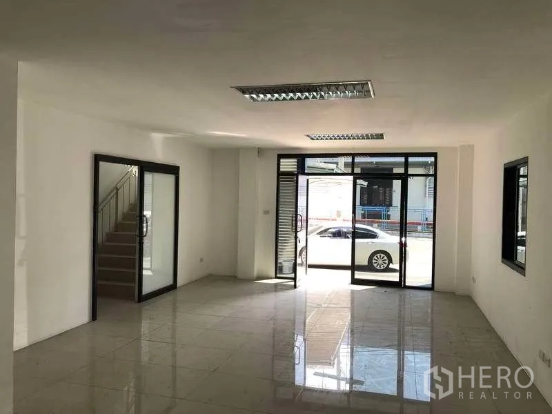 工厂 出租或出售在Bang Phli, Samut Prakan - 明亮的一层办公室，瓷砖地面，整面玻璃入口，并配楼梯通往二层。