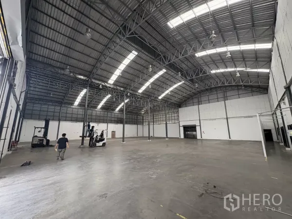 货栈 出租在Bang Phli, Samut Prakan - 仓库内部宽敞，钢结构屋架与天窗，抛光混凝土地面。