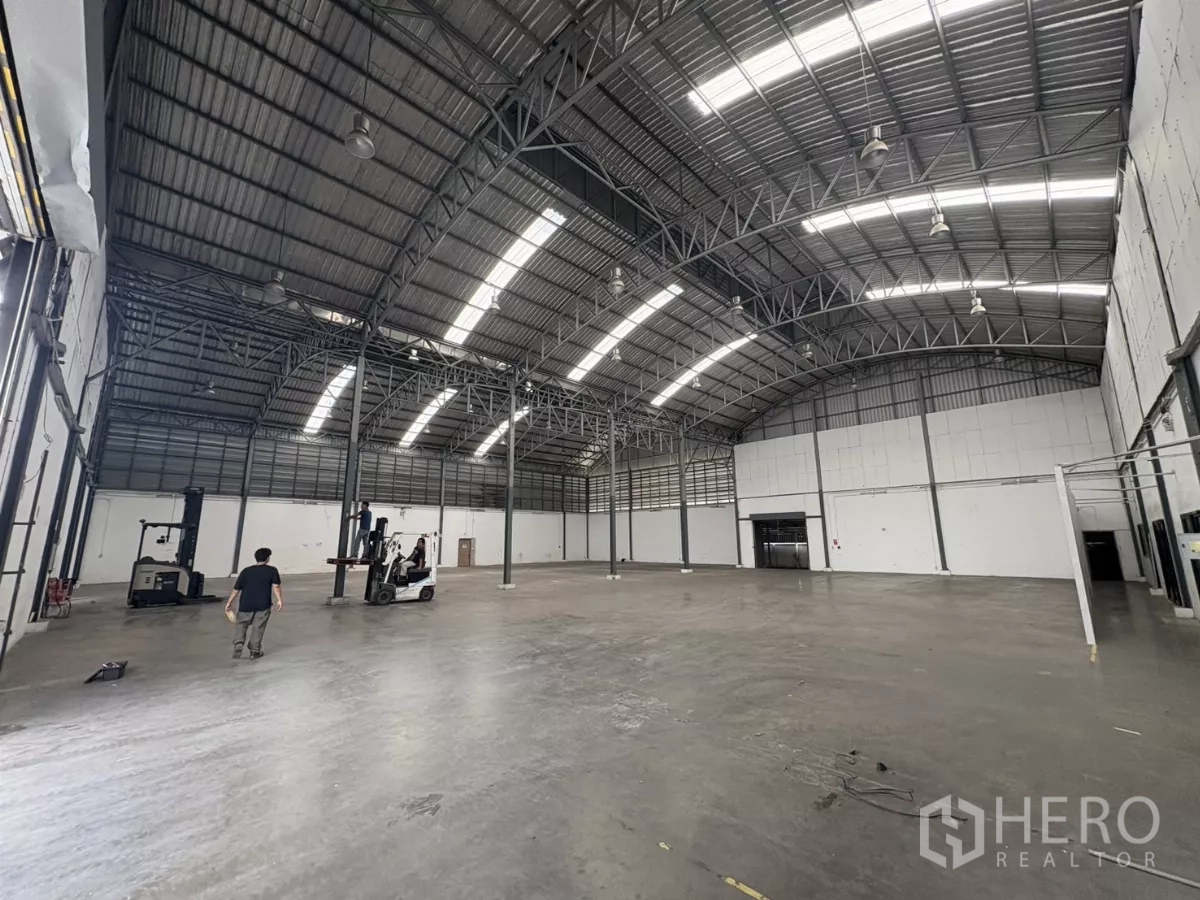 货栈 出租在Bang Phli, Samut Prakan - 仓库内部宽敞，钢结构屋架与天窗，抛光混凝土地面。