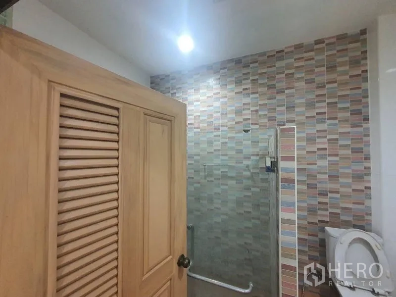 带办公室的家 出租或出售在Yan Nawa, Bangkok - 浴室，马赛克墙面，玻璃淋浴房与坐便
