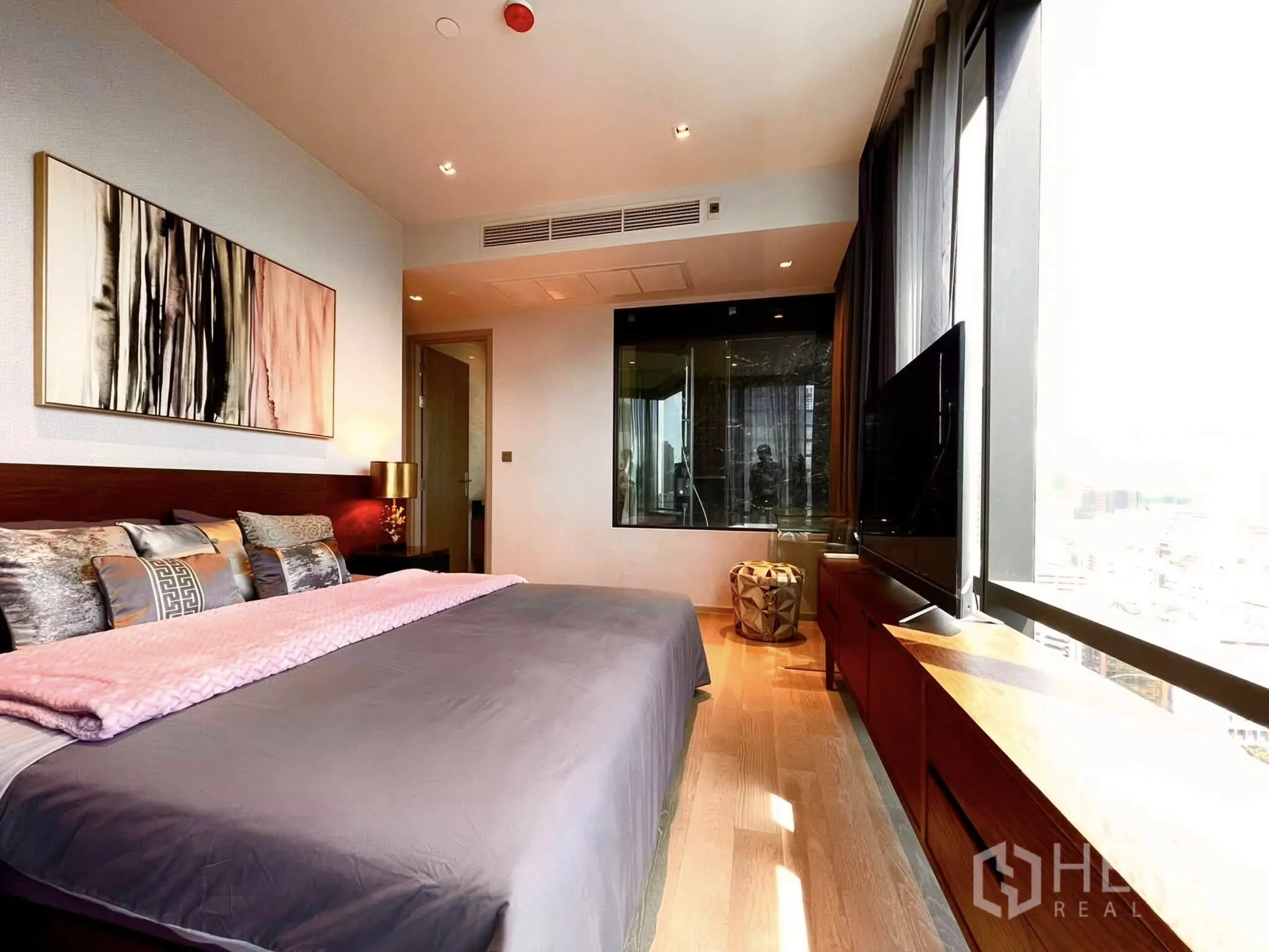 公寓 for rent in Bang Rak, Bangkok - 主卧配长型窗边台、玻璃隔断与木地板。