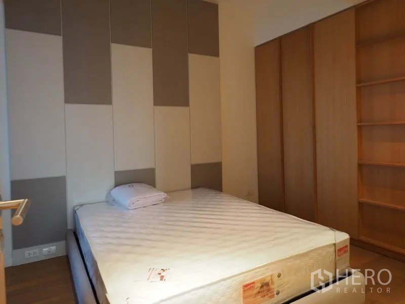 คอนโด ให้เช่าในYan Nawa, Bangkok - ห้องนอนอบอุ่น ผนังหัวเตียงดีไซน์ และตู้เสื้อผ้าบานใหญ่ พื้นไม้