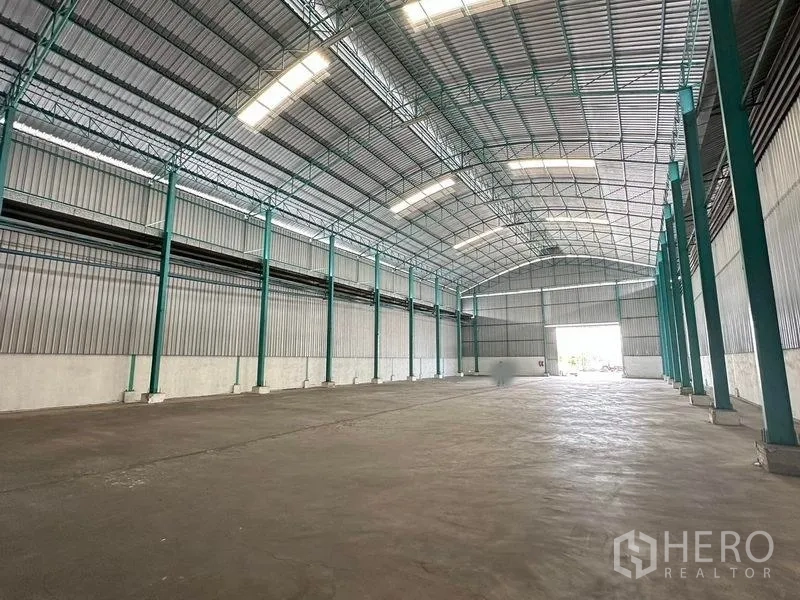 Warehouse for rent in Bang Pa-in, Phra Nakhon Si Ayutthaya - Interior looking toward large loading entrance with drive-in truck access.