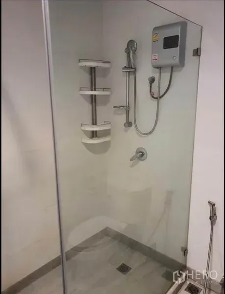 公寓 出租在Ratchathewi, Bangkok - 玻璃淋浴间，手持花洒与电热水器。