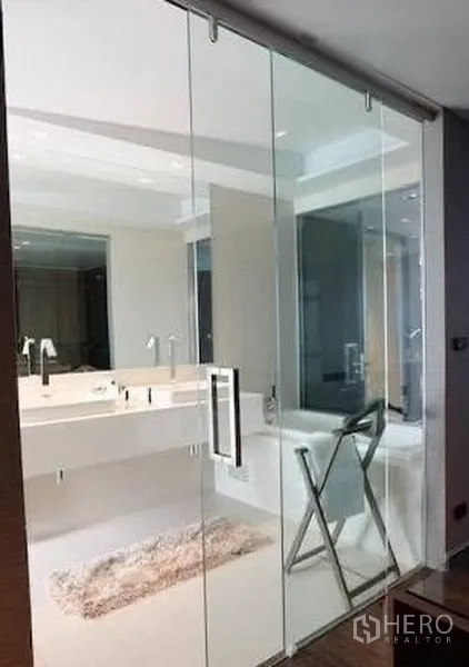 联排别墅 出租在Watthana, Bangkok - 现代浴室，玻璃隔断与双洗手台